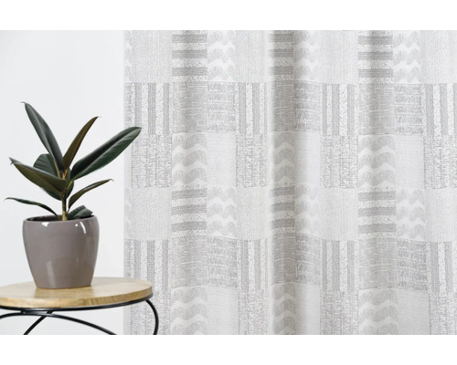 Material decorativ cu model grafic și plantă de interior