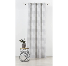 Cortină cu model geometric și prindere cu inele pe o bară de perdea