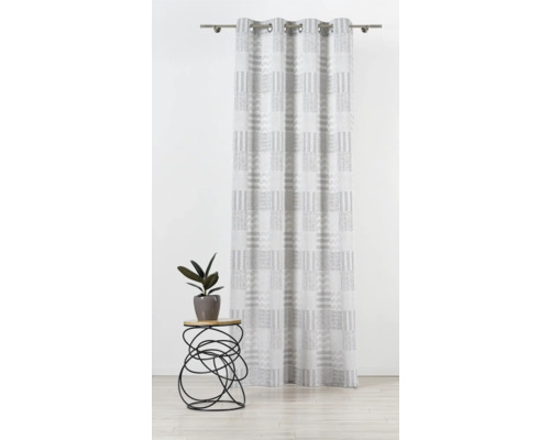 Cortină cu model geometric și prindere cu inele pe o bară de perdea