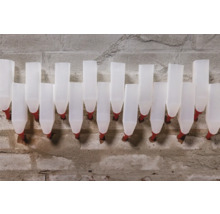 Mai multe adăpătoare pentru păsări de curte montate pe un perete