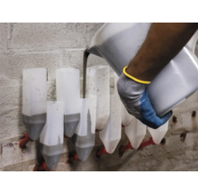 Umplerea canulelor de injecție cu masă de injecție pe un perete