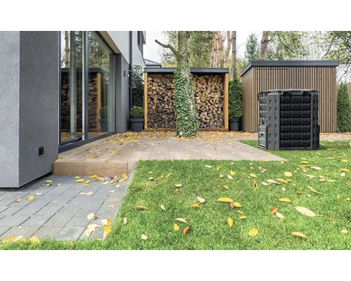 Exterior cu depozit de lemne, compostor și magazie de grădină pe gazon