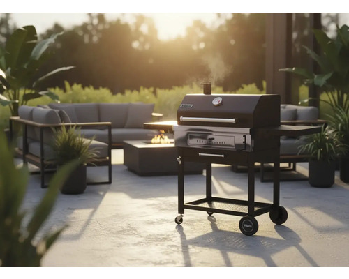 Scenă de grădină cu grătar pe cărbune, zonă de relaxare și focar pentru o atmosferă confortabilă în aer liber.