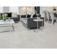 Living cu podea deschisă la culoare, canapele gri și masă de sufragerie cu scaune.