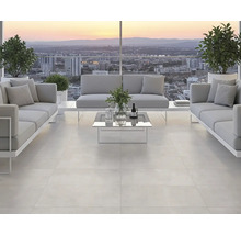 Zonă luminoasă de terasă cu gresie, canapele și vedere la oraș