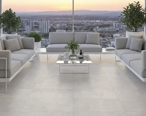 Zonă luminoasă de terasă cu gresie, canapele și vedere la oraș