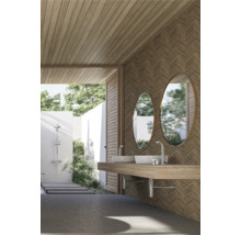 Baie cu lavoar dublu, oglinzi ovale și lambriuri din lemn