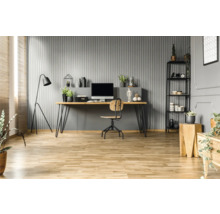 Birou cu masă de scris, scaun de birou și rafturi pentru organizarea locului de muncă