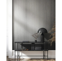 Interior cu placaj de perete canelat, consolă cu lampă și obiecte decorative