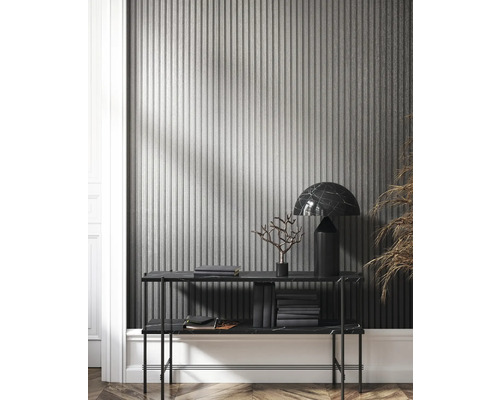 Interior cu placaj de perete canelat, consolă cu lampă și obiecte decorative