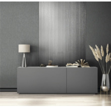 Dulap gri cu lampă și decorațiuni într-un interior modern