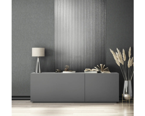 Dulap gri cu lampă și decorațiuni într-un interior modern