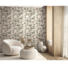 Cameră de zi cu tapet floral, fotoliu și decorațiuni