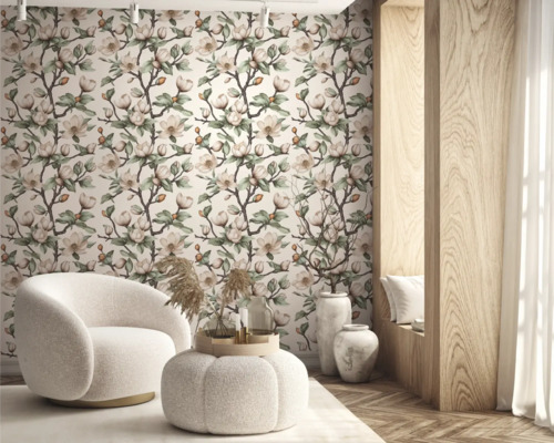 Cameră de zi cu tapet floral, fotoliu și decorațiuni