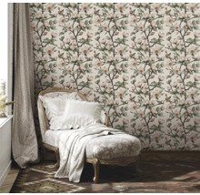 Cameră decorată cu tapet, fotoliu și perdea