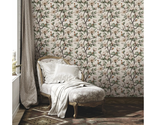 Cameră decorată cu tapet, fotoliu și perdea