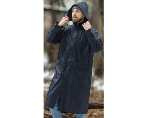 Bărbat cu glugă purtând un pelerină lungă de ploaie în aer liber