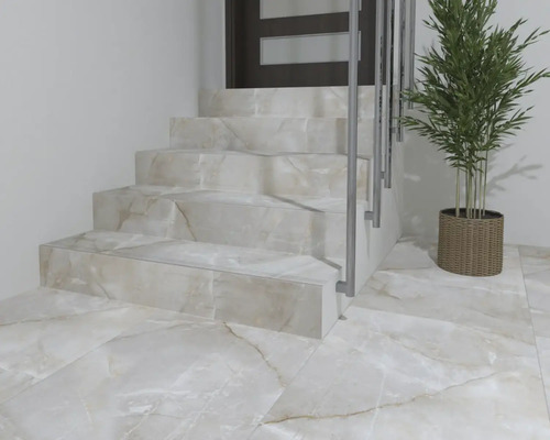 Scară și podea placate cu aspect de marmură, balustradă metalică pentru scări, plantă de interior decorativă în ghiveci împletit