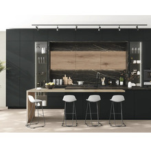 Bucătărie modernă cu insulă, scaune de bar și dulapuri negre.