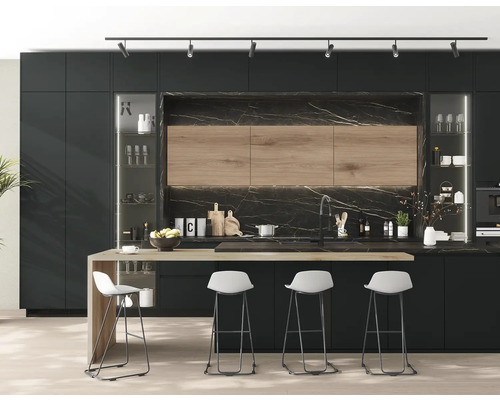 Bucătărie modernă cu insulă, scaune de bar și dulapuri negre.