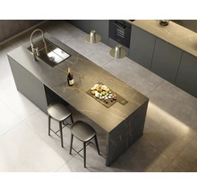 Bucătărie modernă cu insulă de gătit, chiuvetă, baterie, blat de lucru, scaune de bar și decorațiuni