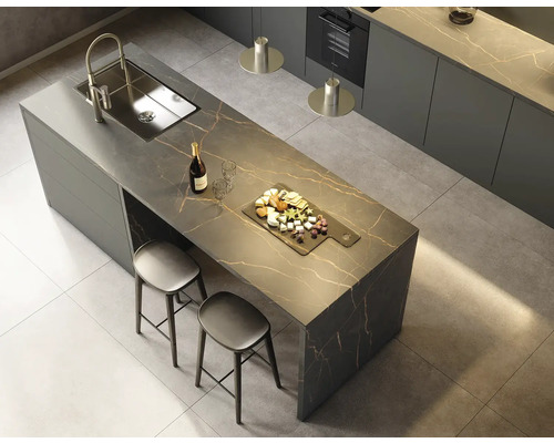 Bucătărie modernă cu insulă de gătit, chiuvetă, baterie, blat de lucru, scaune de bar și decorațiuni