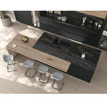 Vedere de sus a unei bucătării moderne cu insulă, blaturi negre și scaune gri.