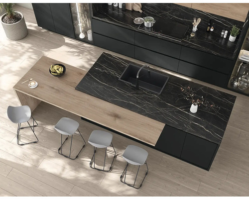 Vedere de sus a unei bucătării moderne cu insulă, blaturi negre și scaune gri.