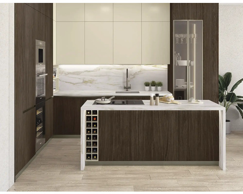 Bucătărie modernă cu insulă de gătit, dulapuri încorporate și răcitor de vinuri