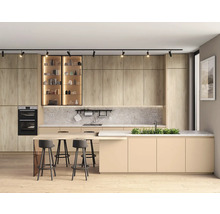 Bucătărie modernă cu dulapuri de bucătărie, insulă de bucătărie și scaune de bar.