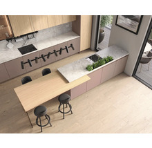 Imagine cu o bucătărie modernă cu insulă, locuri de ședere și chiuvetă încorporată.