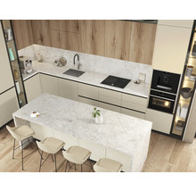 Bucătărie modernă cu insulă, blat de lucru din marmură, dulapuri încorporate și scaune de bar.