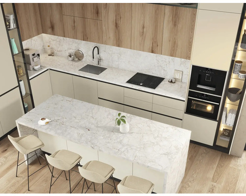 Bucătărie modernă cu insulă, blat de lucru din marmură, dulapuri încorporate și scaune de bar.