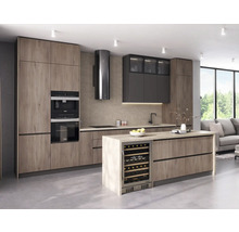 Bucătărie modernă cu insulă de bucătărie, dulapuri încorporate, aparate și hotă.