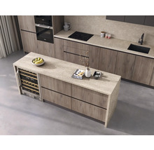 Bucătărie modernă cu insulă de gătit, frigider pentru vinuri și electrocasnice încorporabile.