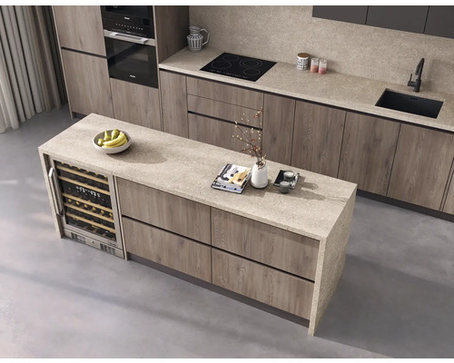 Bucătărie modernă cu insulă de gătit, frigider pentru vinuri și electrocasnice încorporabile.