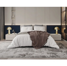 Dormitor cu pat, noptiere, lămpi și covor