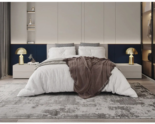 Dormitor cu pat, noptiere, lămpi și covor