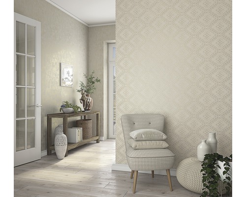 Interior cu tapet modelat, scaun și podea din lemn