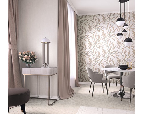 Sufragerie luminoasă cu masă, scaune, vază cu flori și tapet decorativ.