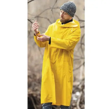 Bărbat în pelerină de ploaie galbenă cu glugă, afară.