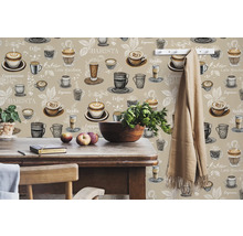 Prim-plan al unei încăperi cu tapet cu motive de cafea, o masă din lemn cu decorațiuni și un cuier din lemn