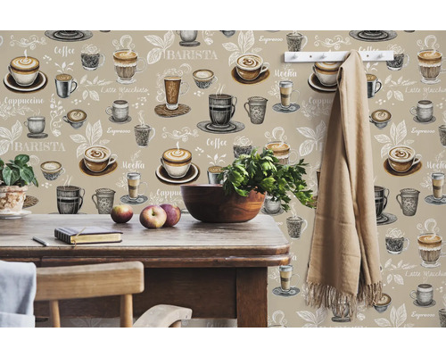 Prim-plan al unei încăperi cu tapet cu motive de cafea, o masă din lemn cu decorațiuni și un cuier din lemn