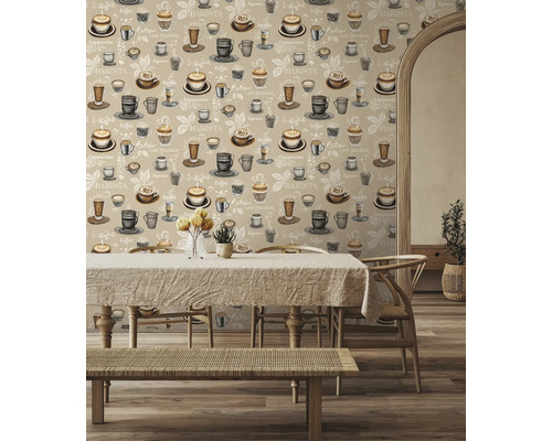 Interior decorativ cu tapet cu motive de cafea într-o cameră luminoasă