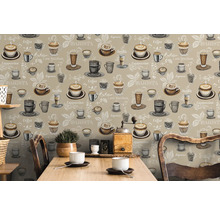 Tapet cu motive de cafea și inscripții într-o cameră cu masă și scaune.