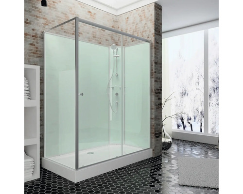 Cabină de duș spațioasă cu duș de mână și fundal cu gresie într-o baie luminoasă.