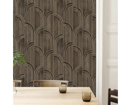 Panou decorativ de perete cu aspect de lemn și model geometric în sufragerie.