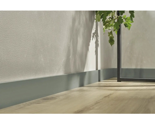 Vedere interioară cu plinte, perete și podea din lemn