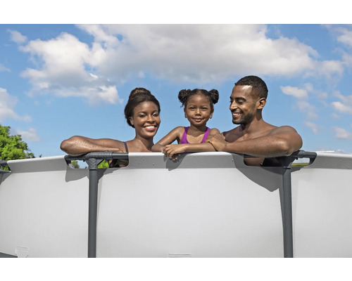 Familie se bucură de înot într-o piscină cu pereți din oțel în grădină