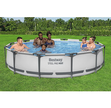 Familie se bucură de o piscină rotundă Bestway Steel Pro Max în grădină.